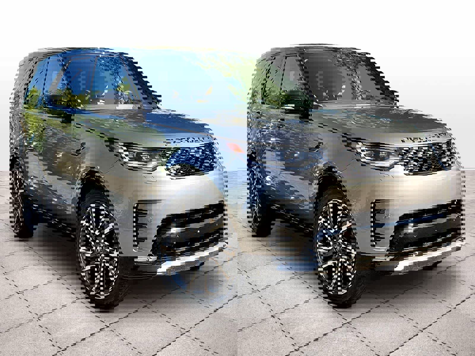 New 2025 Land Rover Discovery Dynamic SE image 2
