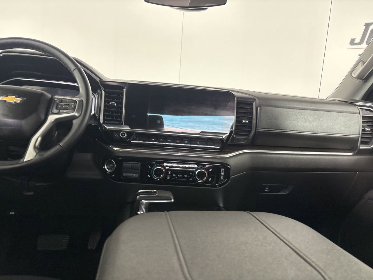 Used 2025 Chevrolet Silverado 1500 LT image 22