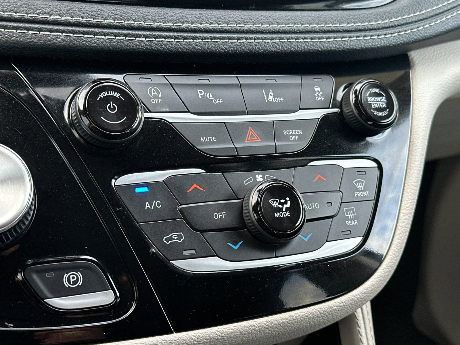 Used 2023 Chrysler Pacifica Limited image 23