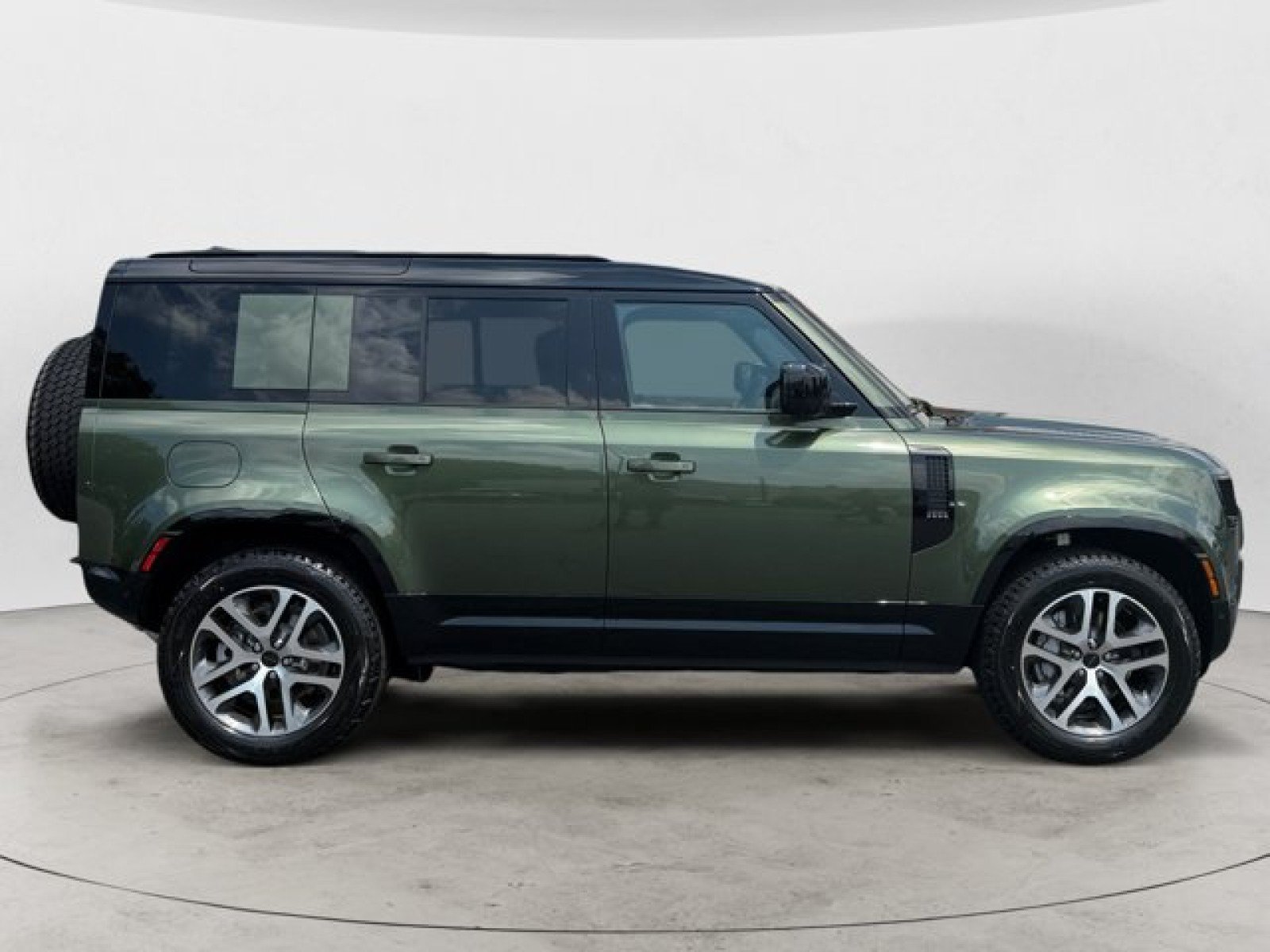 New 2026 Land Rover Defender 110 X-Dynamic SE AWD/4WD image 3