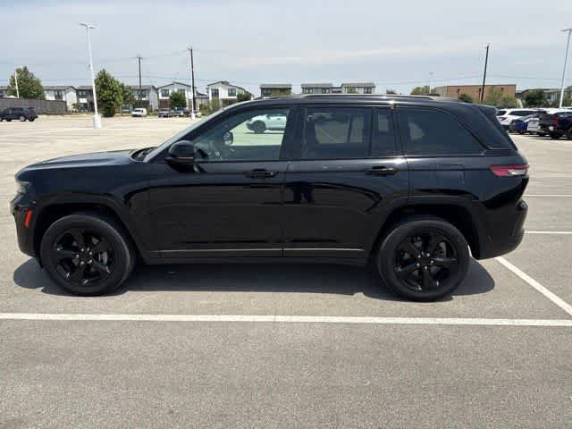 Used 2023 Jeep Grand Cherokee Altitude RWD image 2
