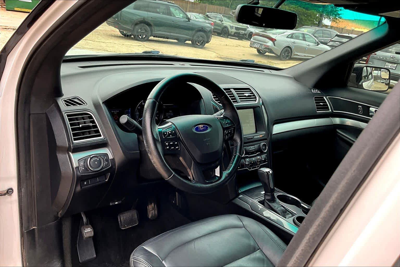 Used 2016 Ford Explorer XLT w/ Equipment Group 202A FWD image 17