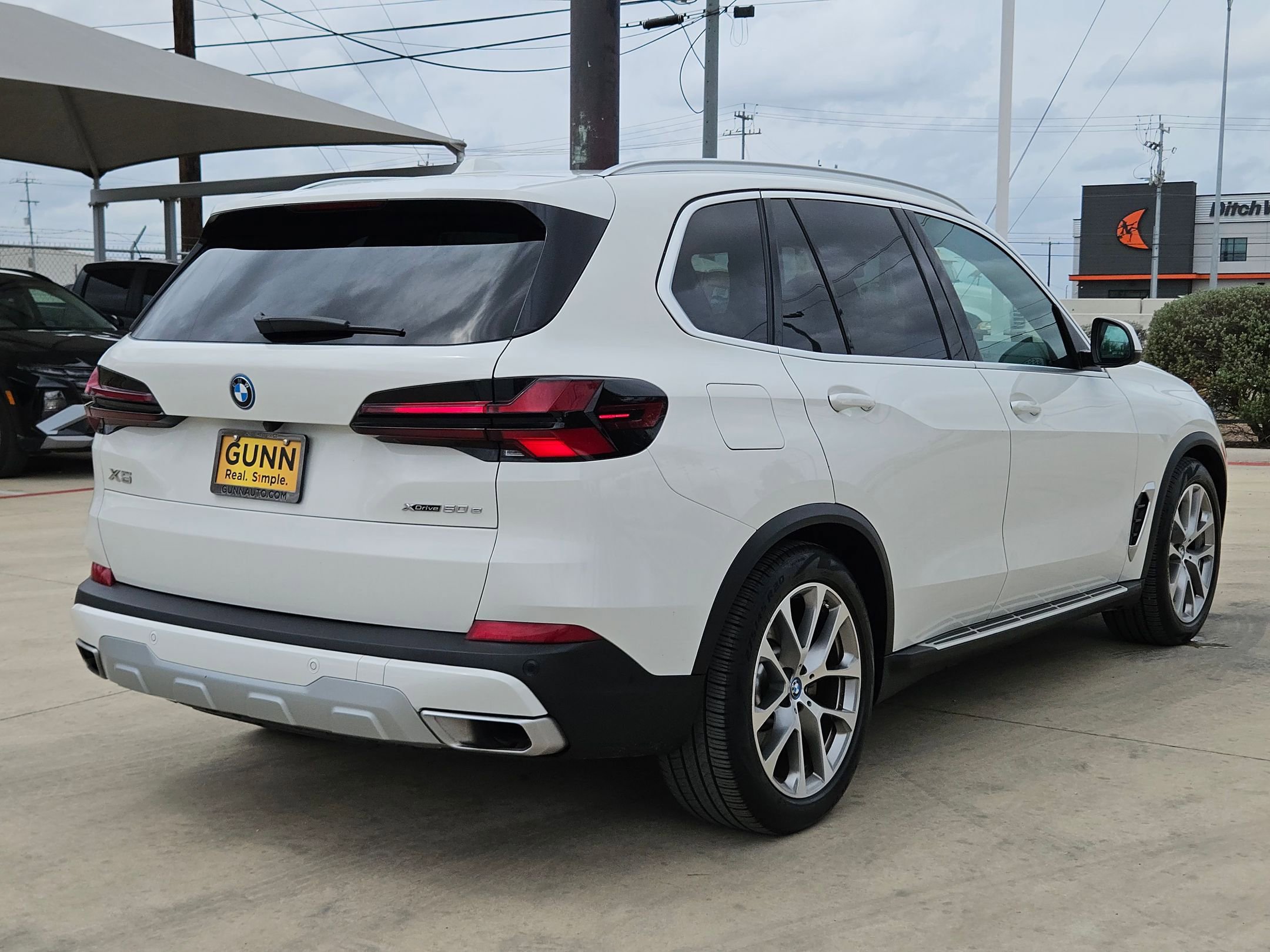 Used 2025 BMW X5 xDrive50e AWD/4WD image 3