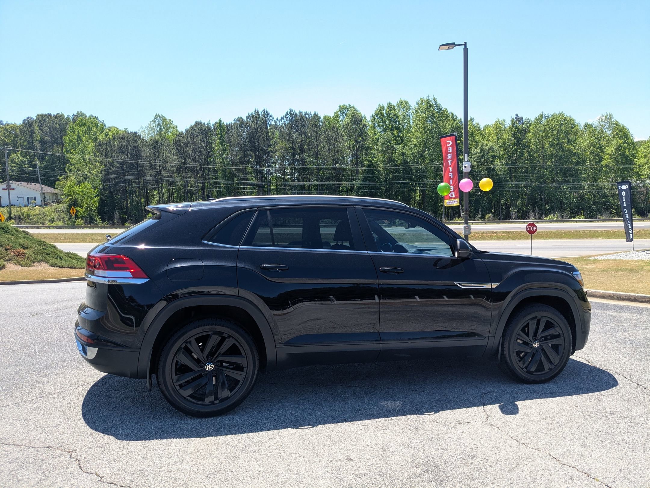 Used 2020 Volkswagen Atlas Cross Sport SE w/ Towing Package image 4