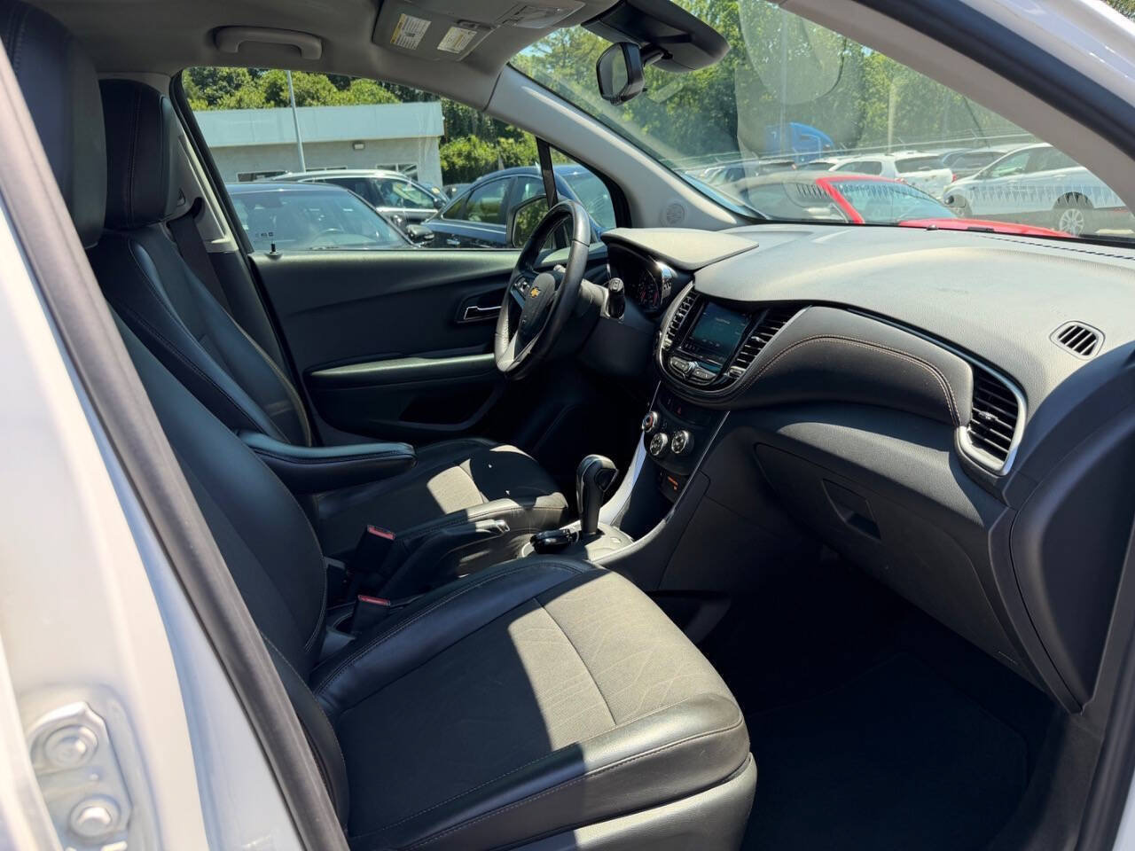 Used 2022 Chevrolet Trax LT w/ Redline Edition AWD/4WD image 9