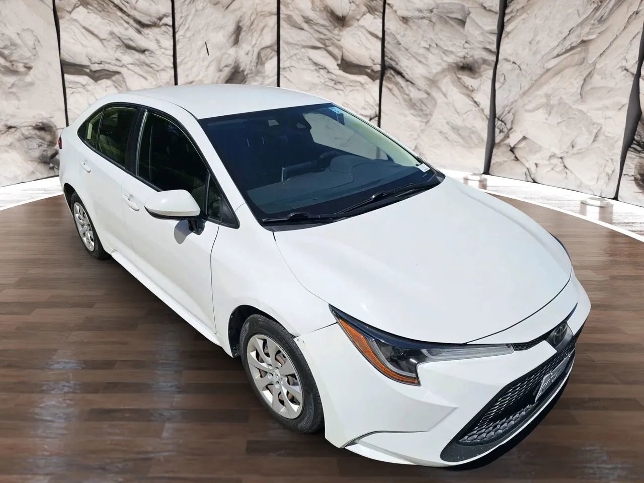 Used 2021 Toyota Corolla LE image 3