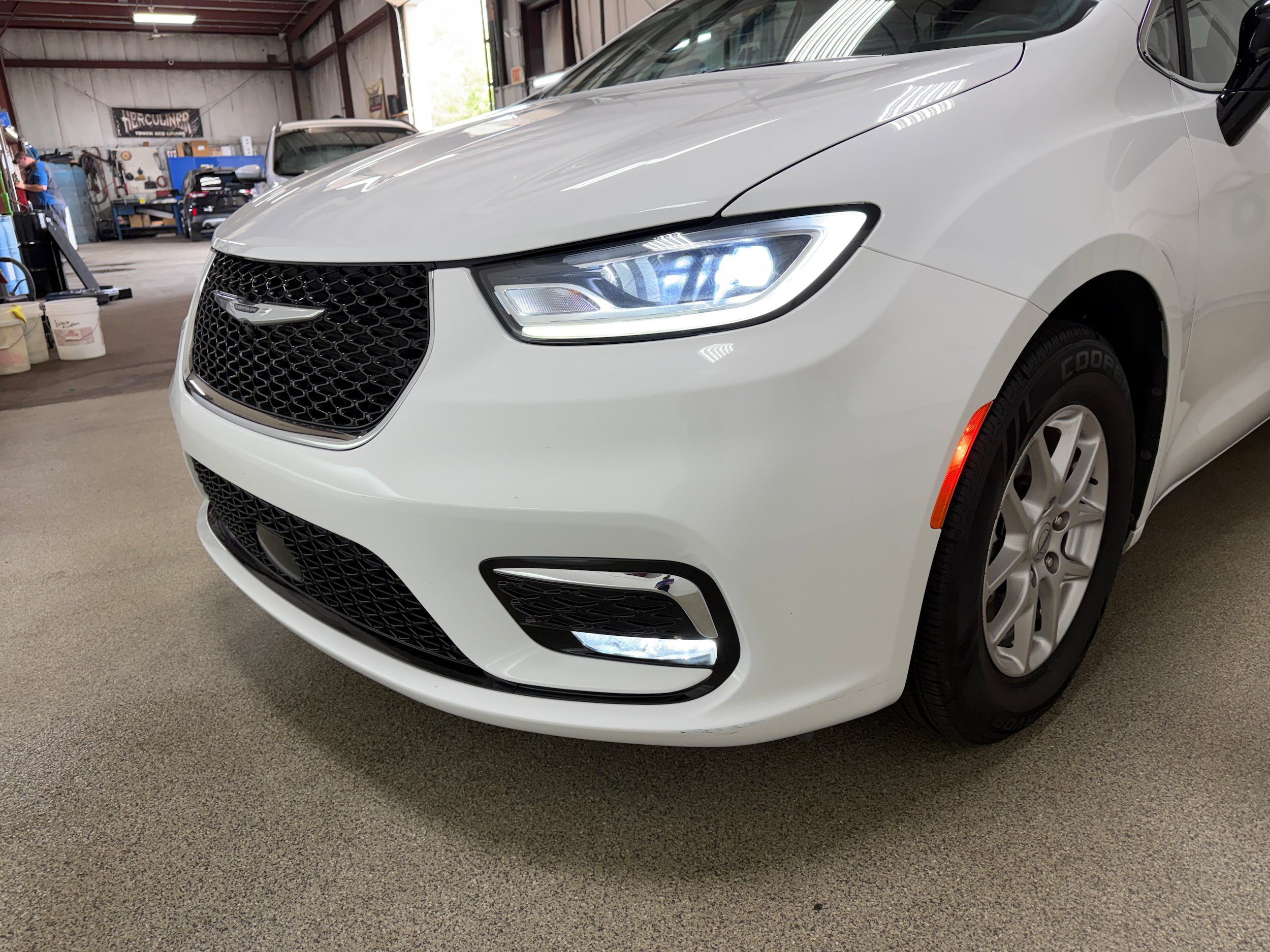 Used 2024 Chrysler Pacifica Touring-L FWD image 32
