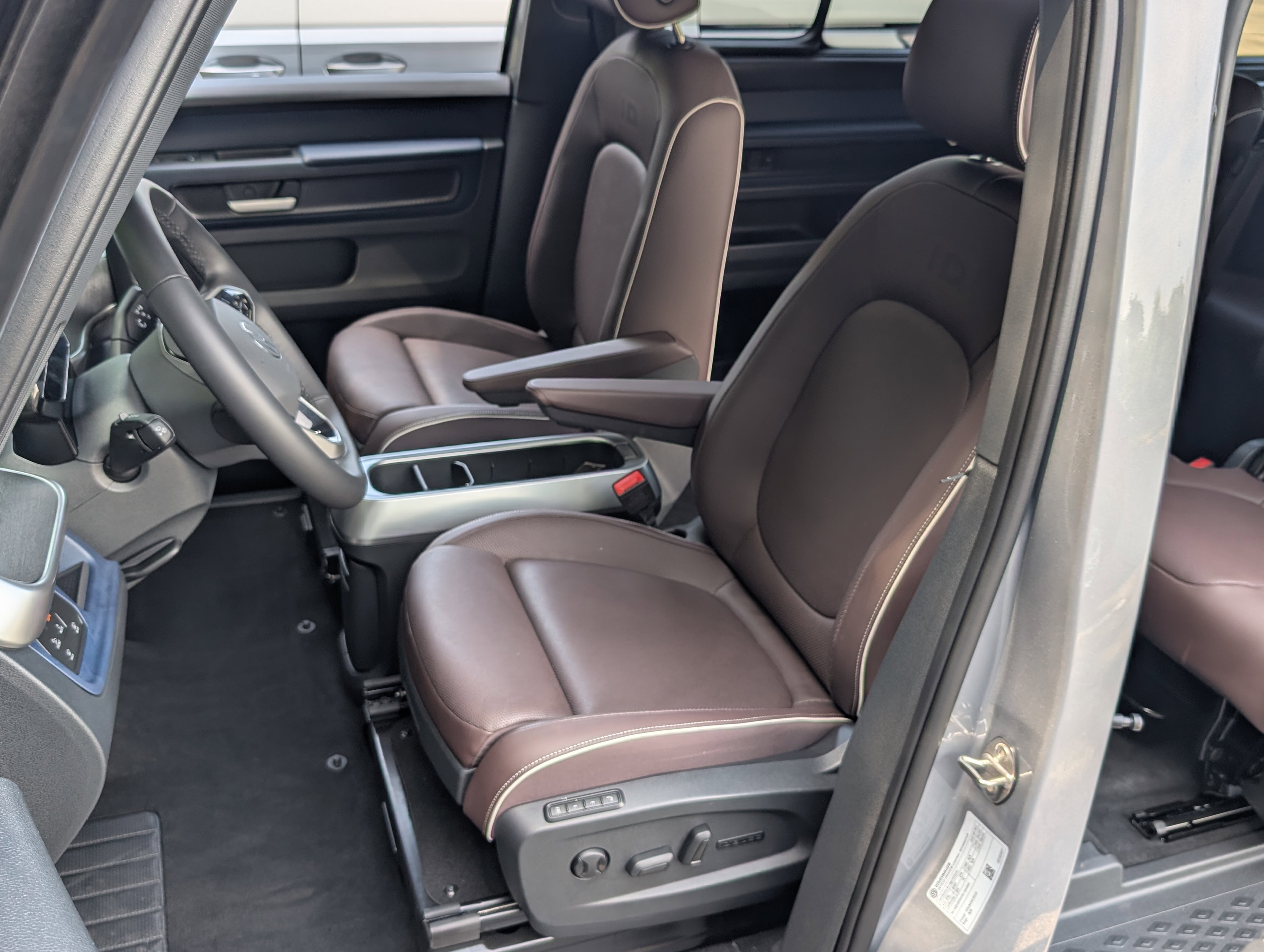 Used 2025 Volkswagen ID. Buzz Pro S Plus RWD image 18