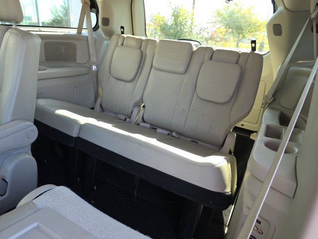 Used 2015 Chrysler Town & Country Touring-L w/ Driver Convenience Group FWD image 11