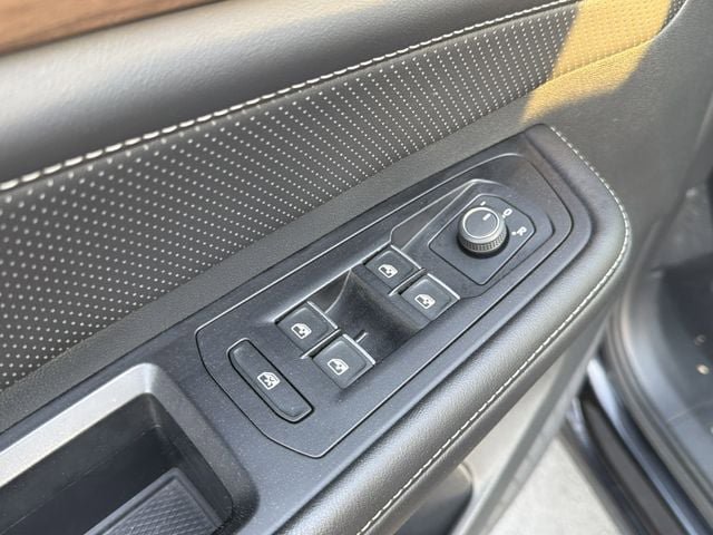 Used 2025 Volkswagen Atlas SE image 24