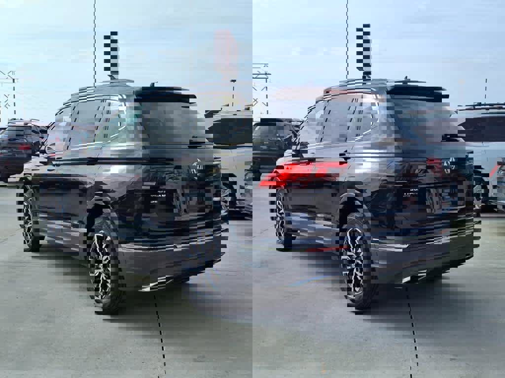 Used 2021 Volkswagen Tiguan SE image 3