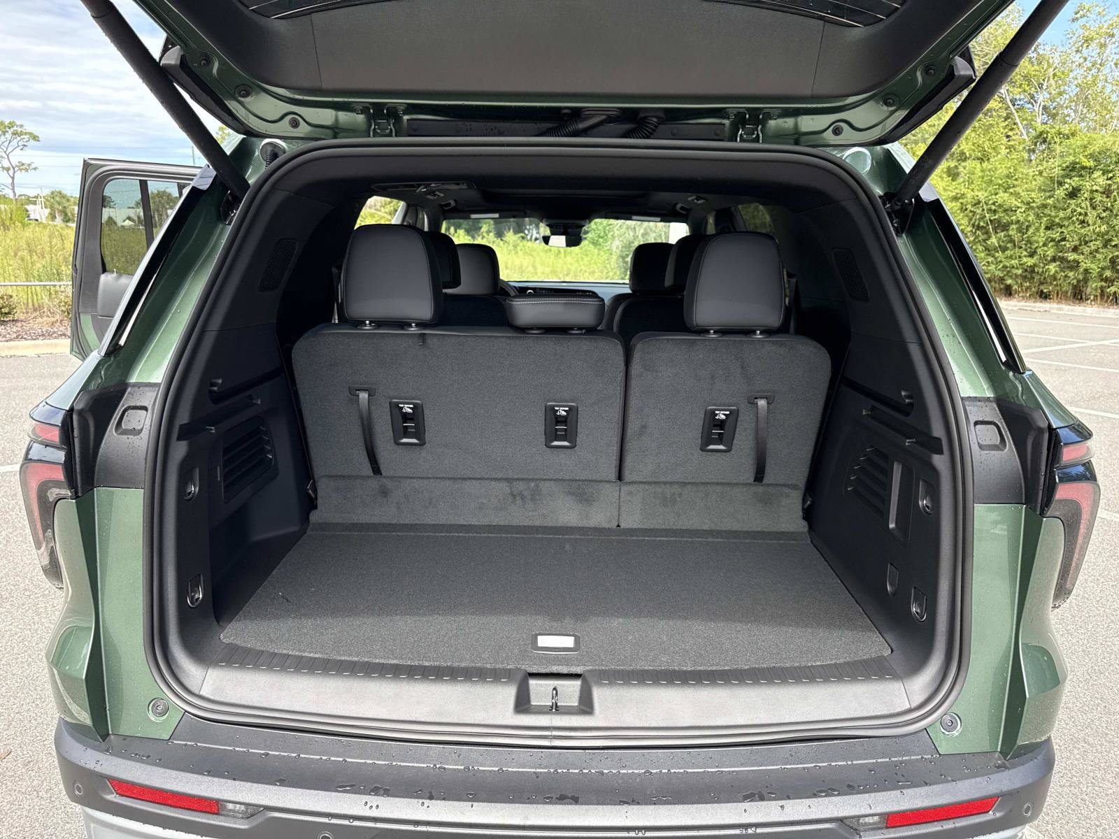 New 2027 Chevrolet Traverse LT w/ Sun and Wheel Package FWD image 32
