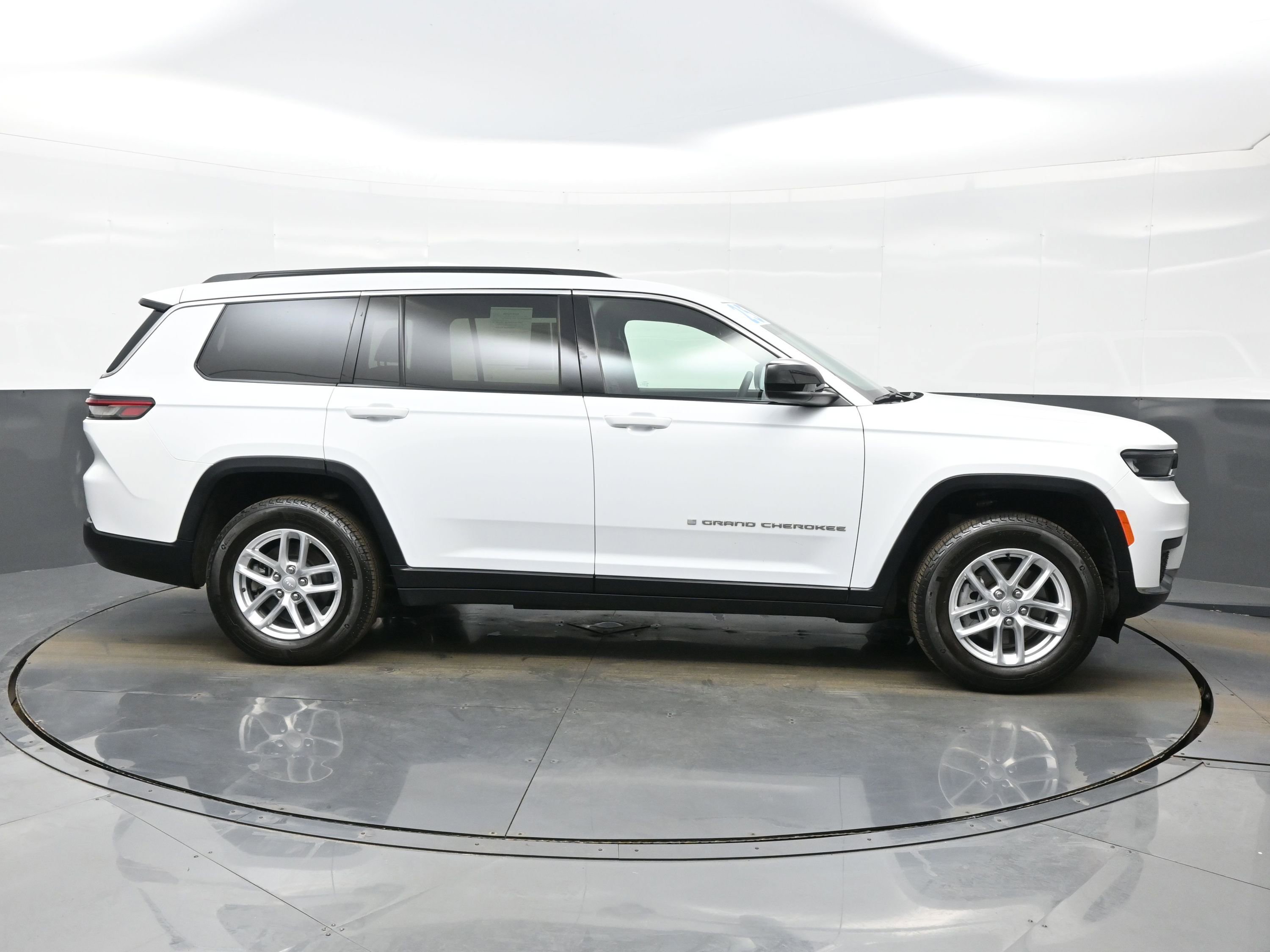 Used 2025 Jeep Grand Cherokee L Laredo w/ Trailer Tow Package image 7