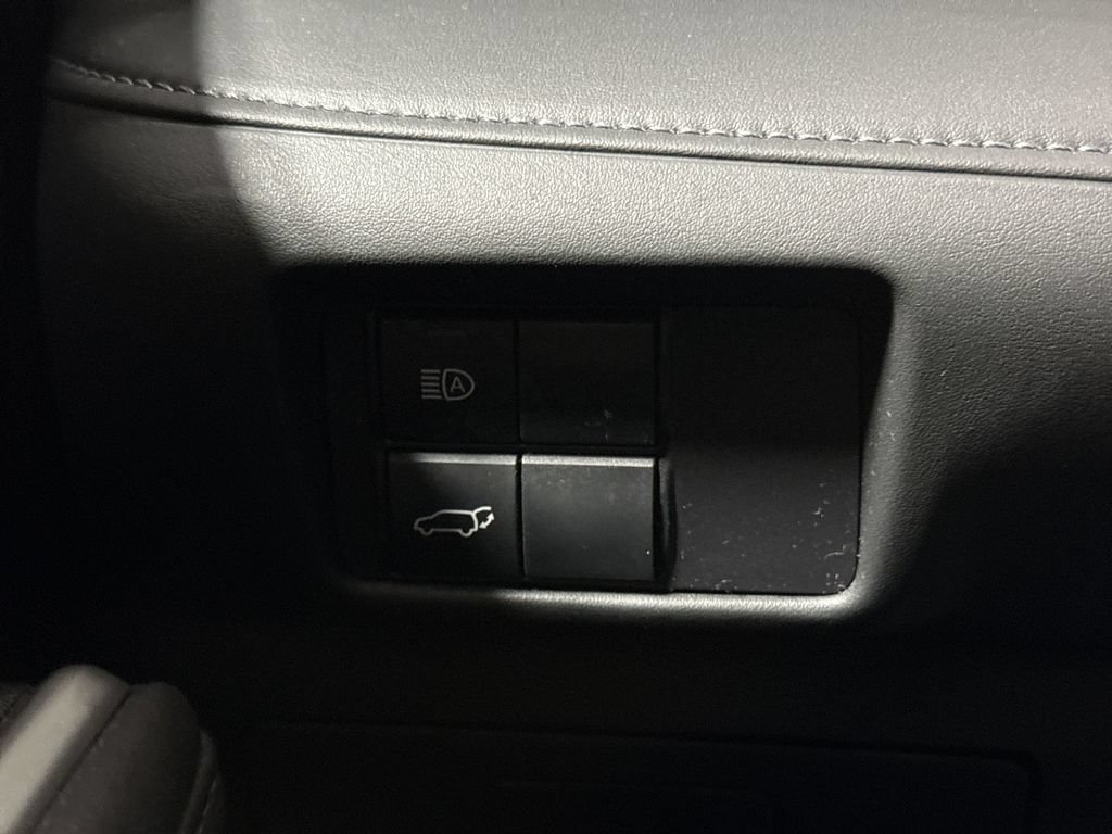 Used 2020 Toyota Highlander XLE AWD/4WD image 18