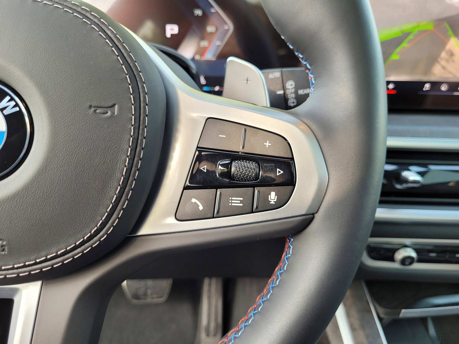 Used 2025 BMW X7 M60i w/ Climate Comfort Package image 24