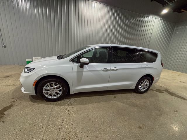 Used 2023 Chrysler Pacifica Touring image 2