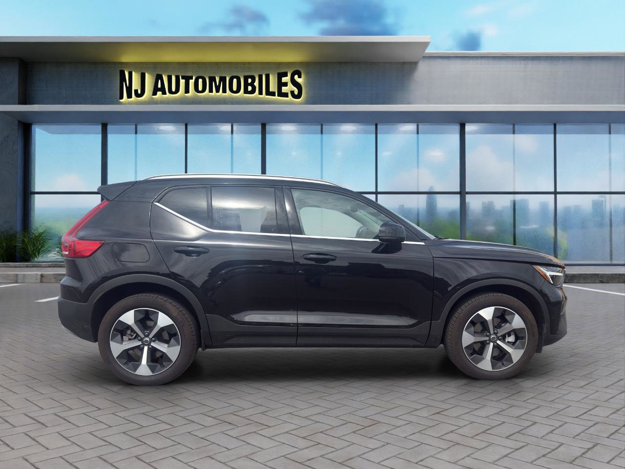 Used 2025 Volvo XC40 B5 Plus image 8