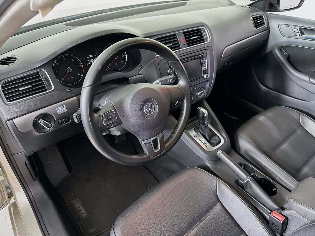 Used 2013 Volkswagen Jetta TDI FWD image 2