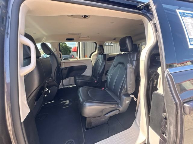 Used 2023 Chrysler Pacifica Touring-L FWD image 39