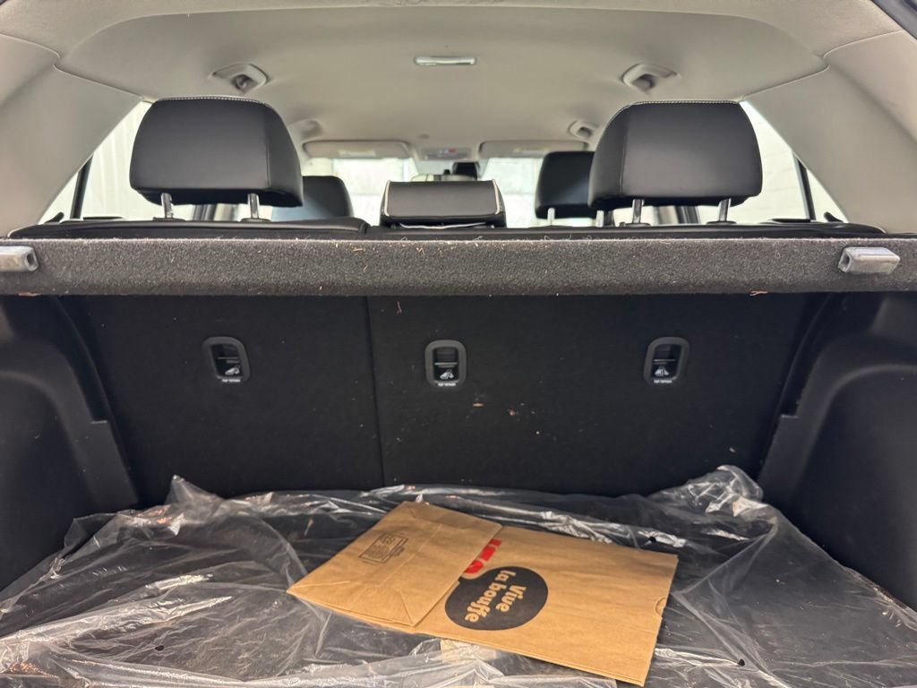 Used 2025 Hyundai Venue Limited FWD image 21
