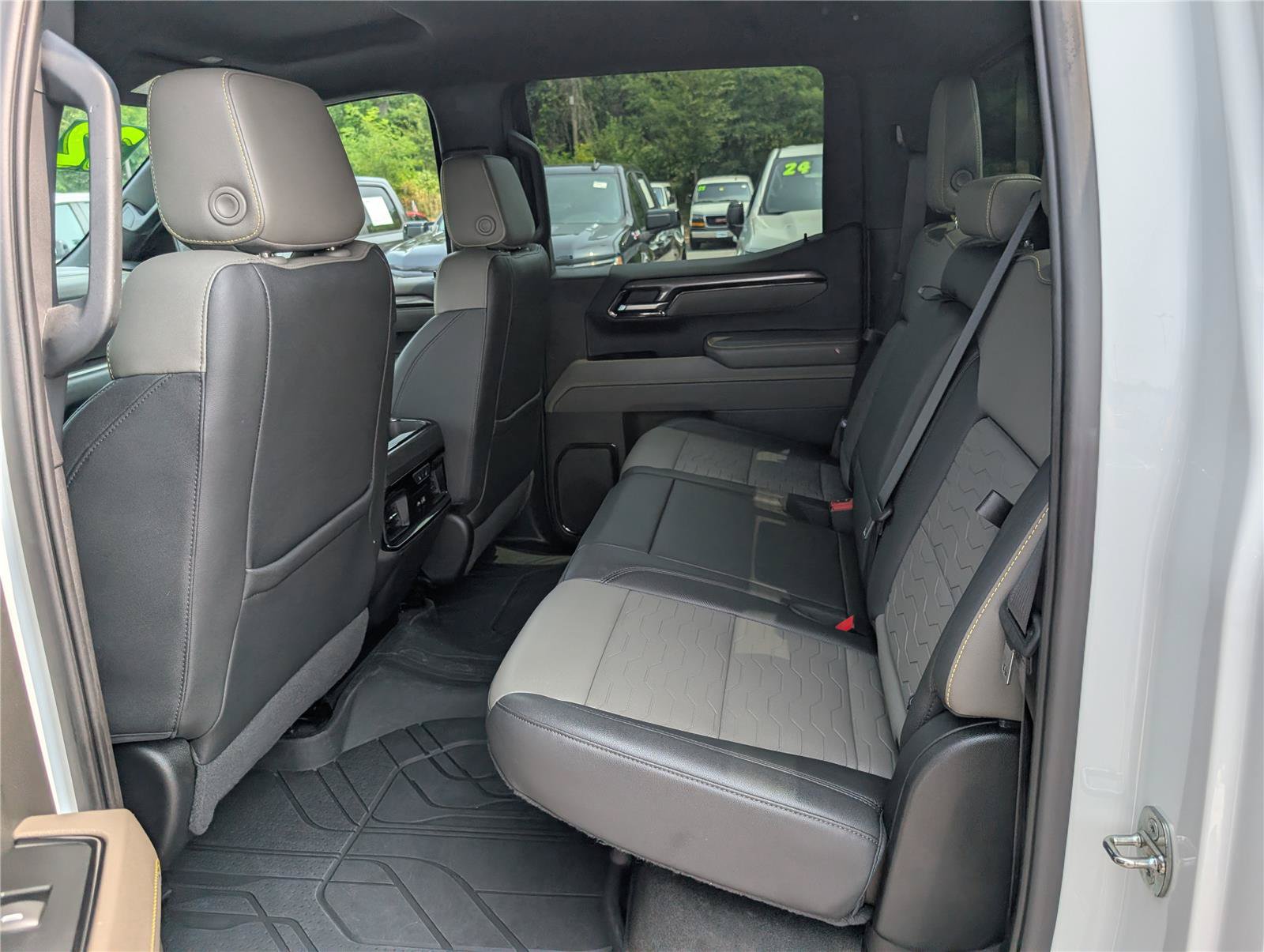 Used 2022 Chevrolet Silverado 1500 ZR2 w/ Technology Package AWD/4WD image 13