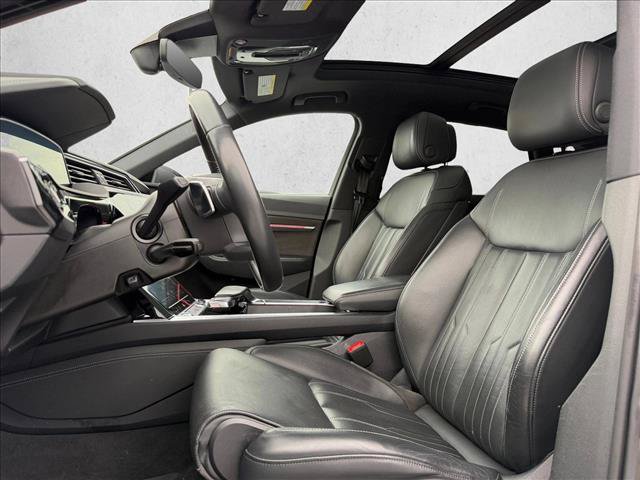 Used 2019 Audi e-tron Prestige w/ Prestige Package AWD/4WD image 17