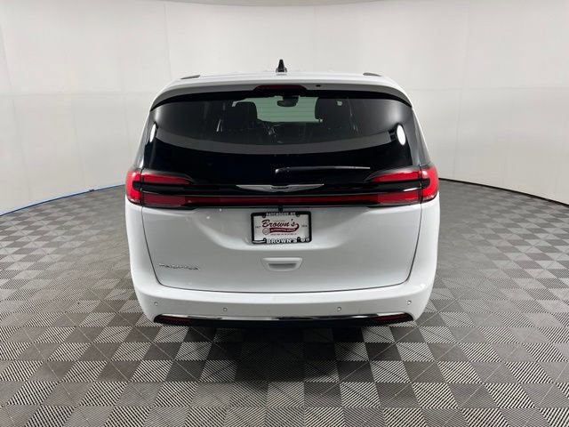 Used 2026 Chrysler Pacifica Select FWD image 6