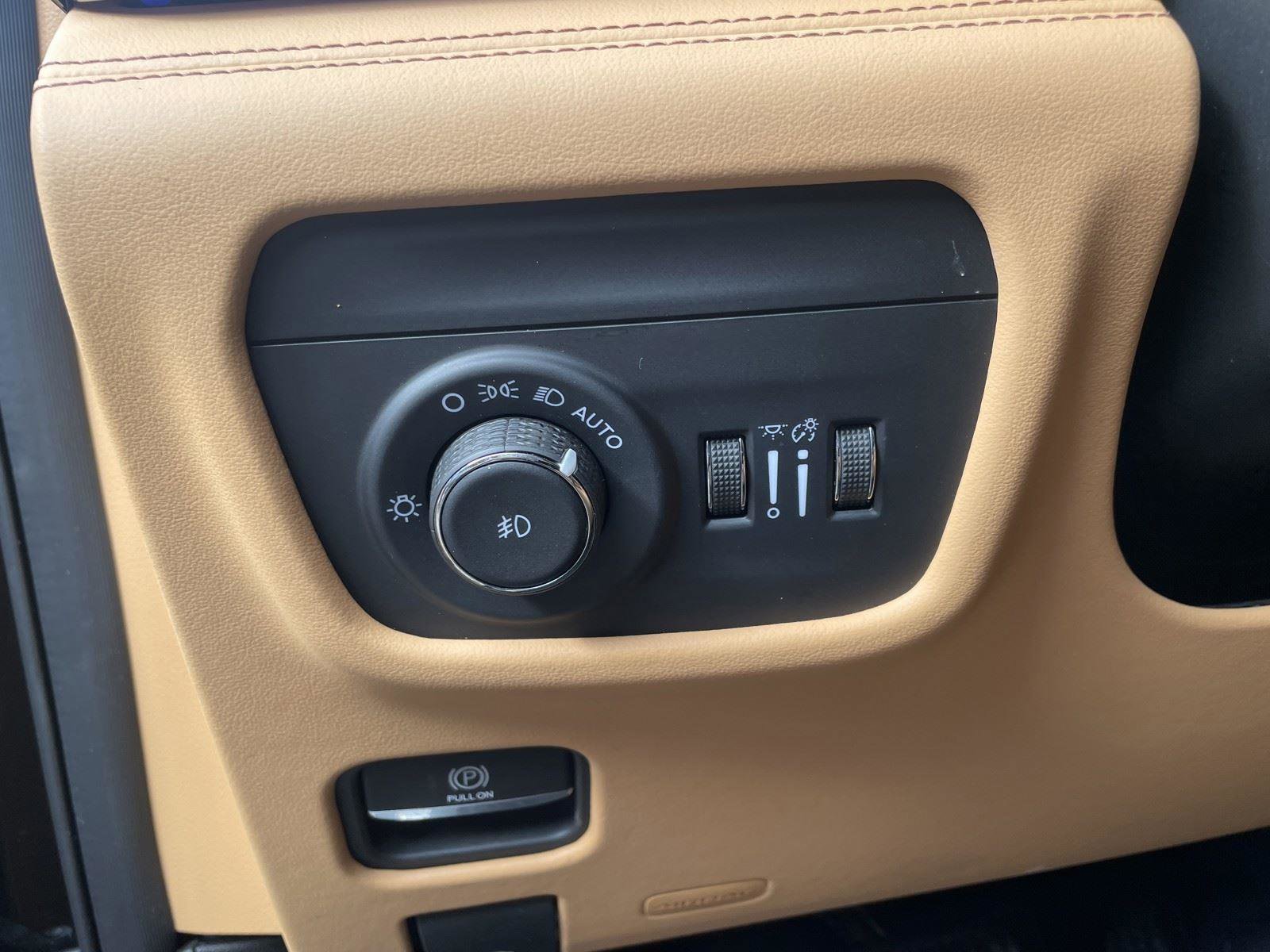 Used 2025 Jeep Grand Cherokee Summit image 13