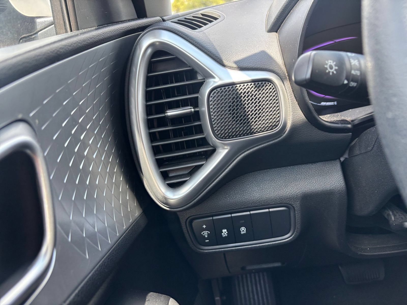 Used 2025 Kia Soul LX w/ LX Technology Package FWD image 27