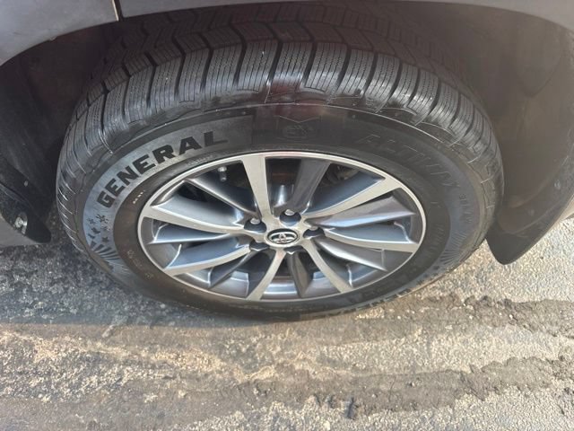 Used 2018 Toyota Highlander XLE AWD/4WD image 28