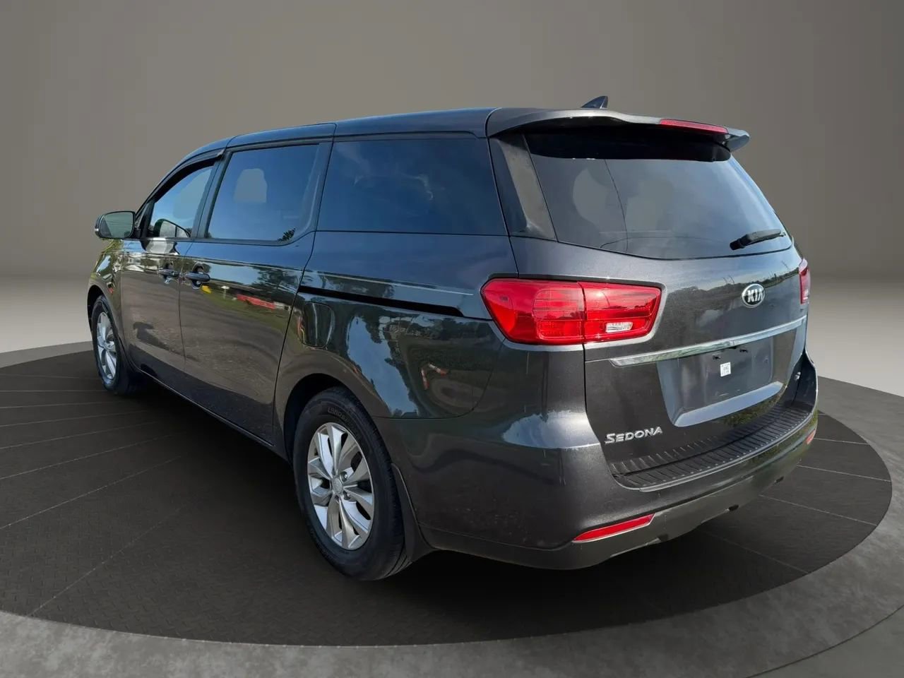 Used 2019 Kia Sedona LX image 7
