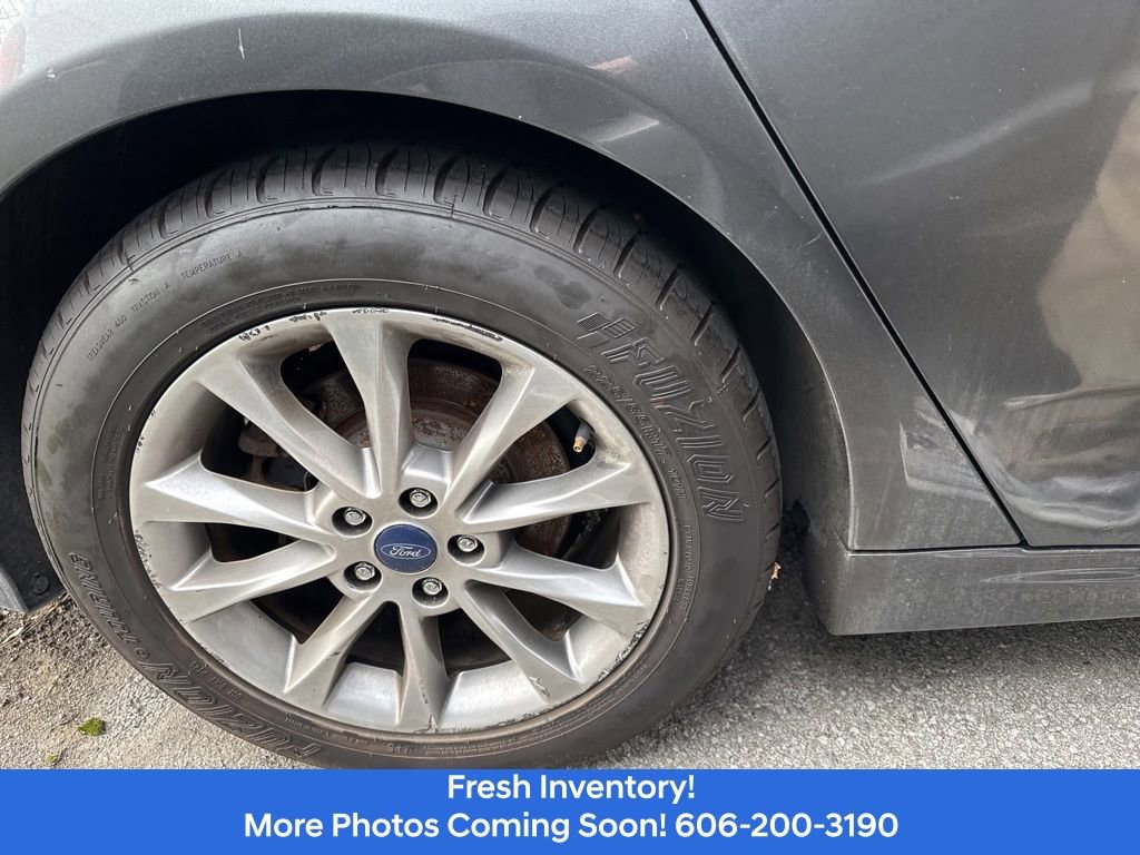Used 2017 Ford Fusion SE w/ Fusion SE Technology Package image 5