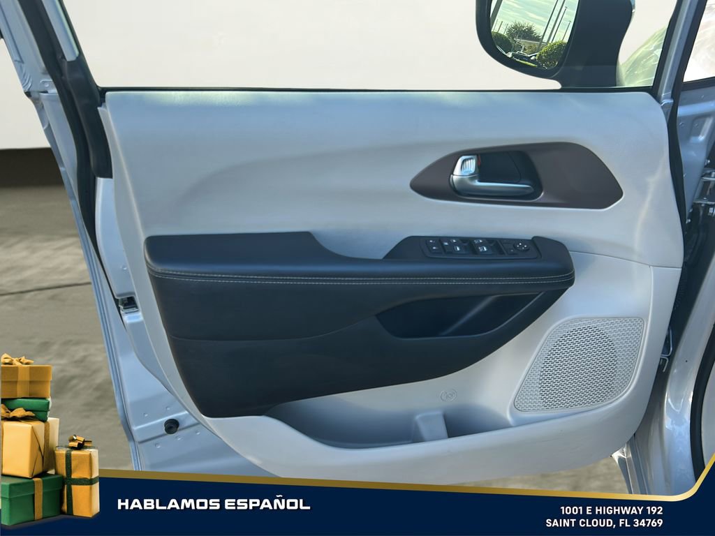 Used 2022 Chrysler Voyager LX image 12