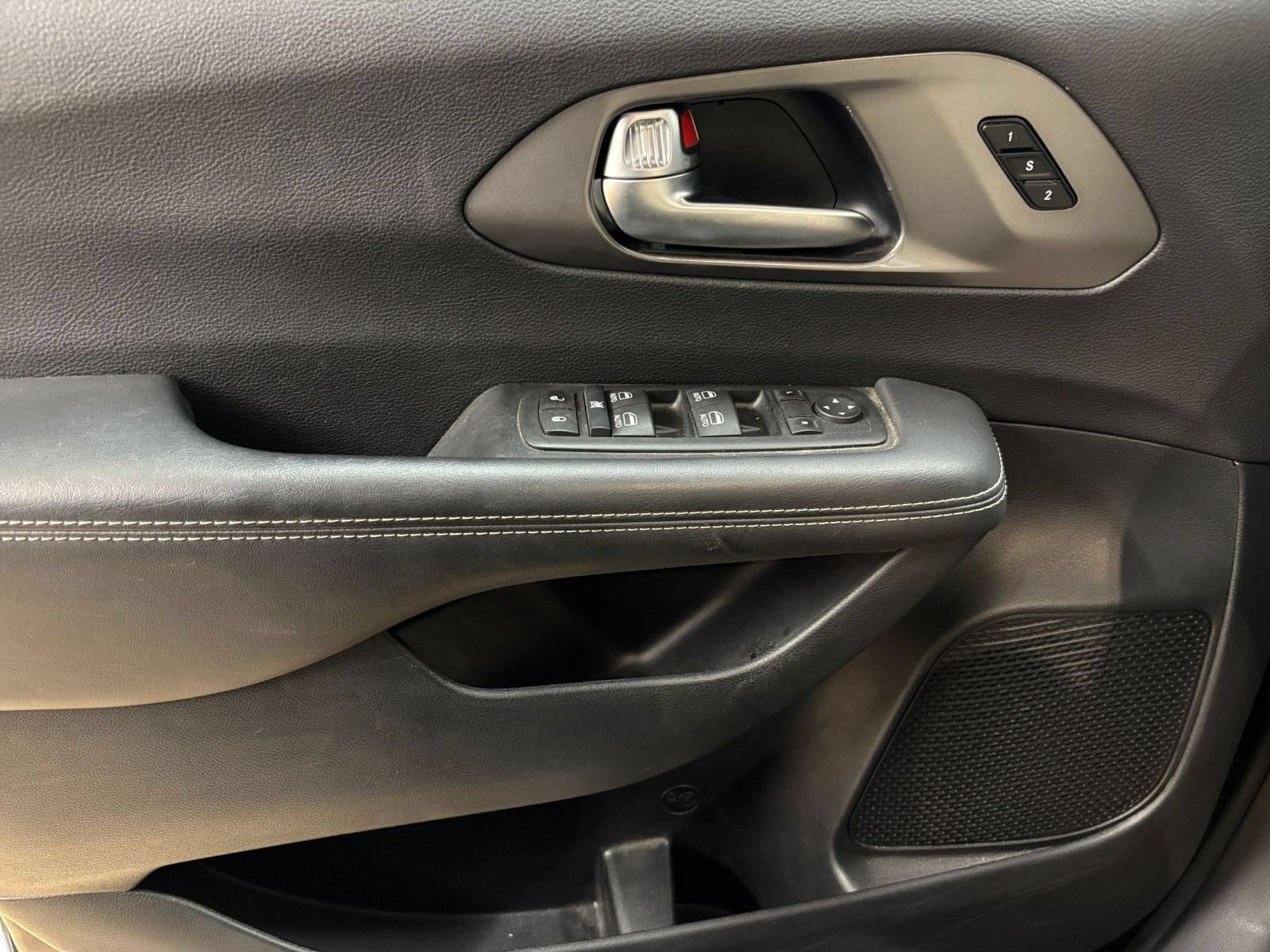 Used 2025 Chrysler Pacifica Select FWD image 18