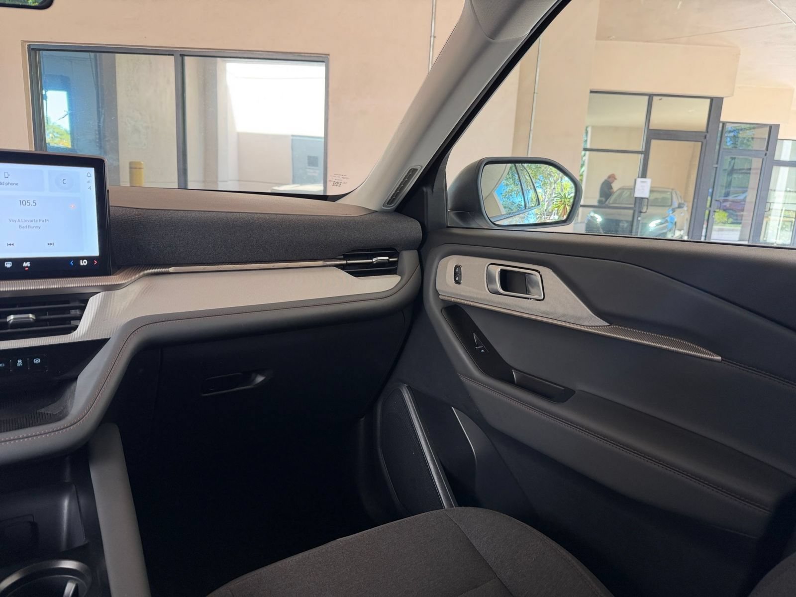 Used 2026 Ford Explorer Active AWD/4WD image 31