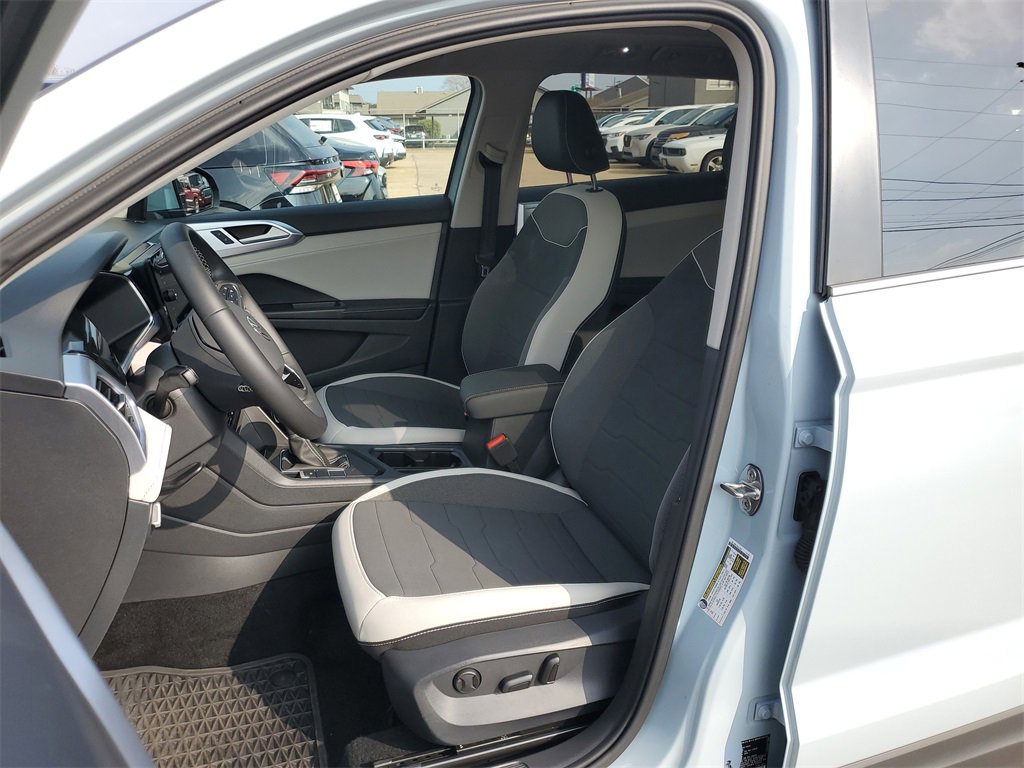 Used 2025 Volkswagen Taos SE image 9