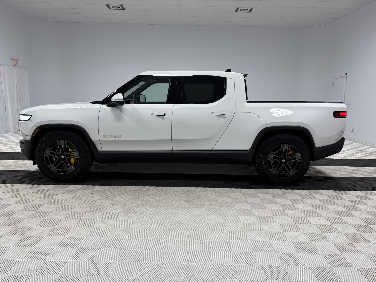 Used 2023 Rivian R1T Adventure AWD/4WD image 2