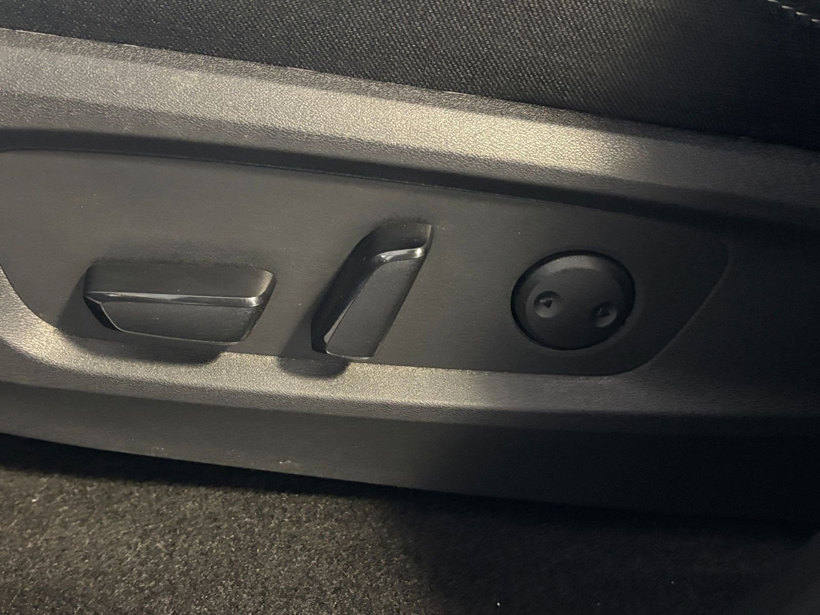 Used 2025 Nissan Pathfinder SV image 28