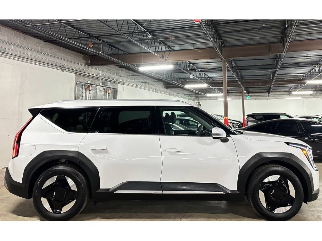 Used 2025 Kia EV9 Wind image 10