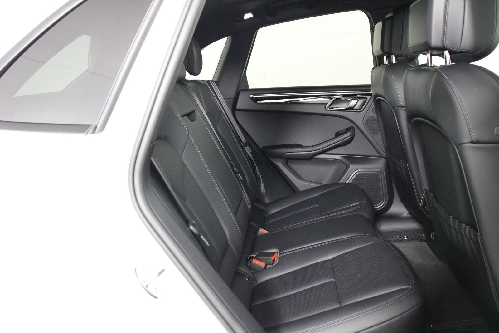 Certified 2026 Porsche Macan AWD/4WD image 32