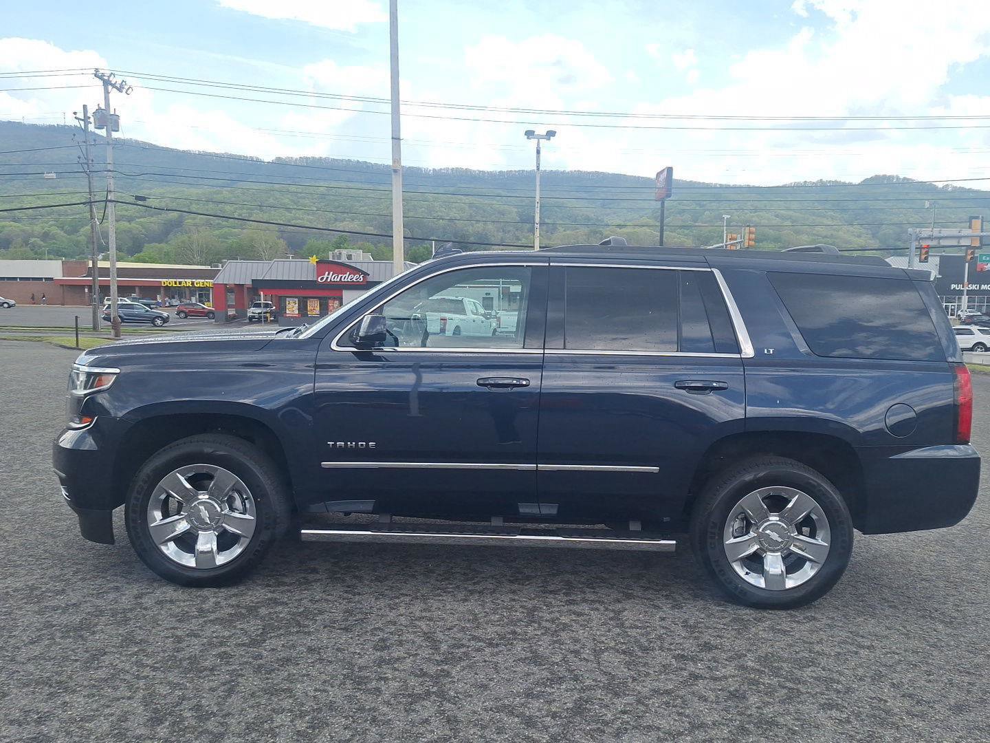 Used 2019 Chevrolet Tahoe LT w/ LT Signature Package AWD/4WD image 6