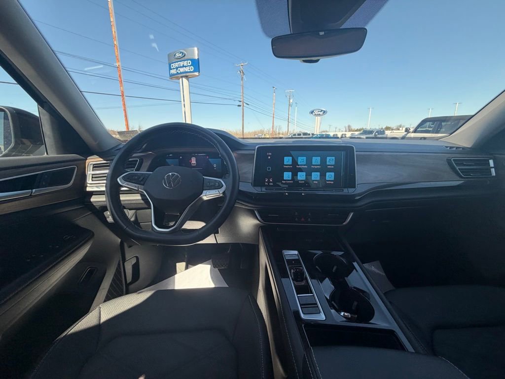 Used 2025 Volkswagen Atlas SE image 16