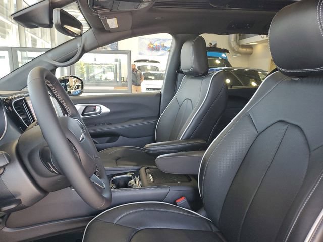 New 2026 Chrysler Pacifica Limited w/ Trailer Tow Group AWD/4WD image 19
