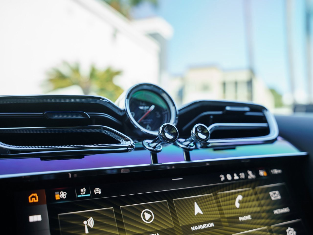 Used 2023 Bentley Bentayga Plug-In Hybrid image 7