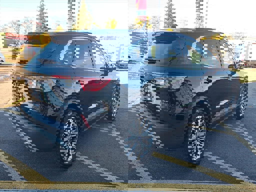 Used 2022 Ford Escape Titanium image 5