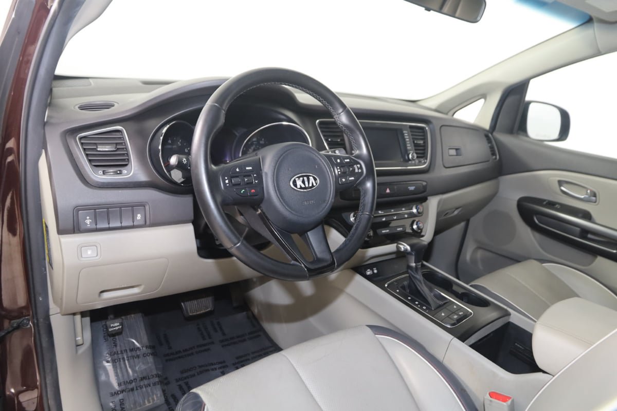 Used 2017 Kia Sedona LX w/ LX Essentials Premium Package FWD image 23