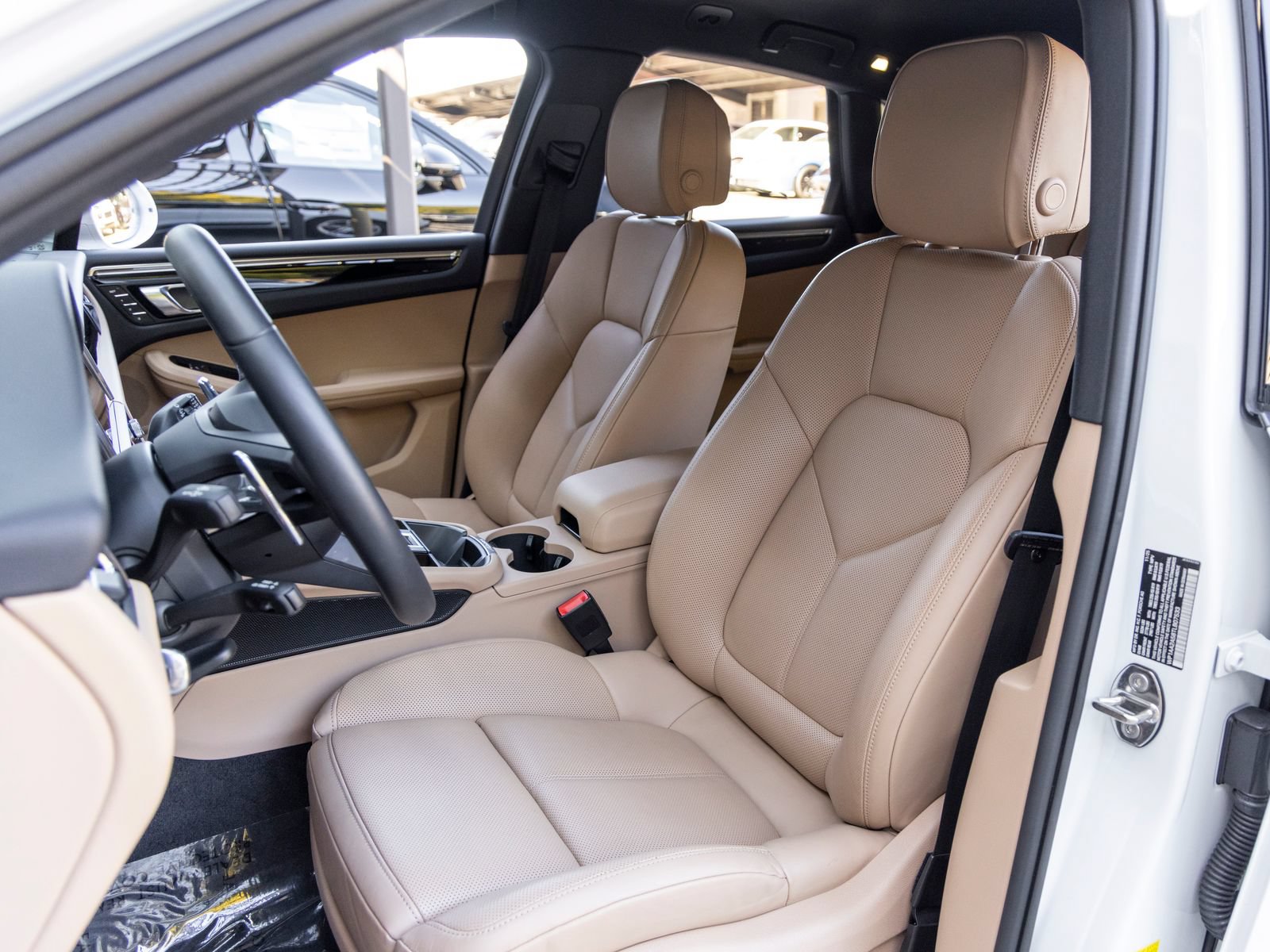 Certified 2026 Porsche Macan AWD/4WD image 5