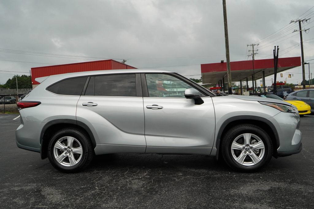 Used 2023 Toyota Highlander LE AWD/4WD image 2