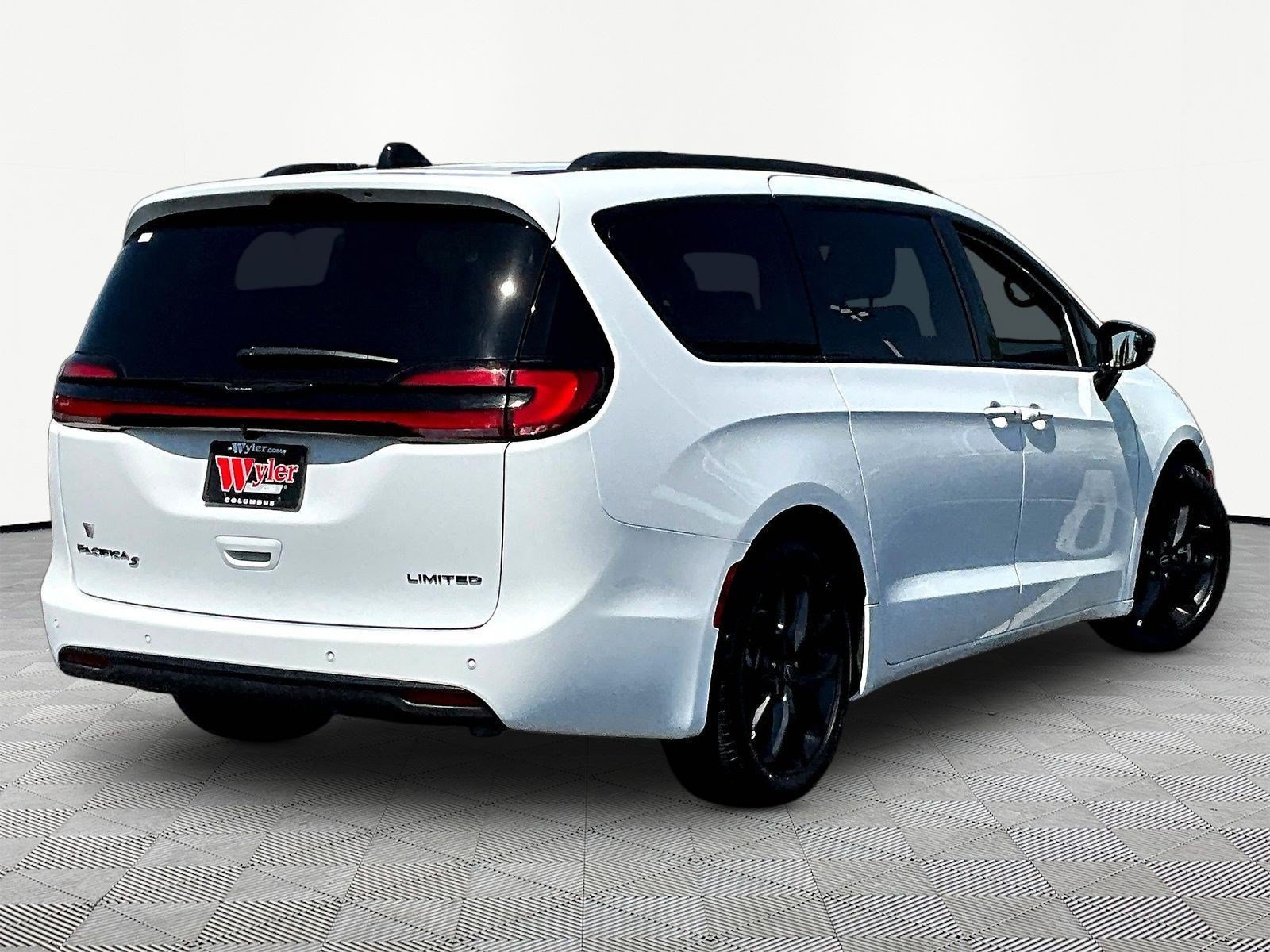 Used 2026 Chrysler Pacifica Limited w/ S Appearance Package FWD image 6