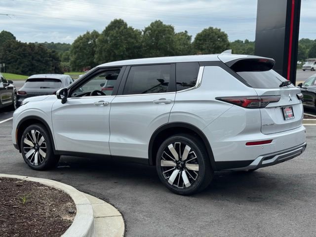 New 2025 Mitsubishi Outlander SE image 8